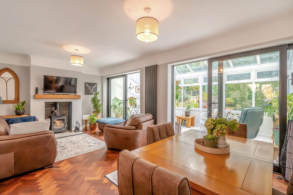 Lounge/ dining room