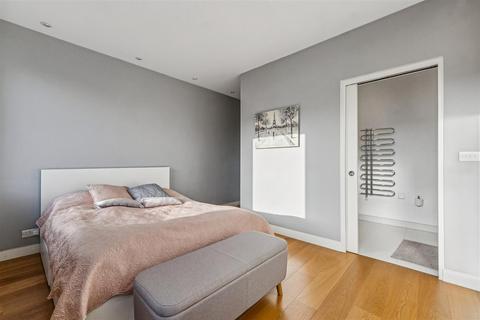2 bedroom flat to rent, Merlin House