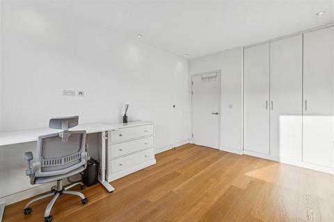 2 bedroom flat to rent, Merlin House