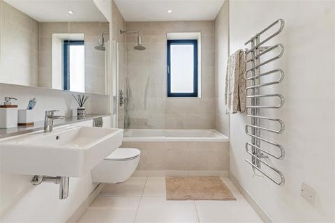 2 bedroom flat to rent, Merlin House