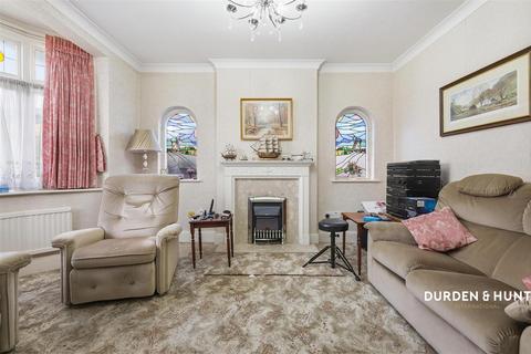 2 bedroom detached bungalow for sale, Rushmere Avenue, Upminster, RM14