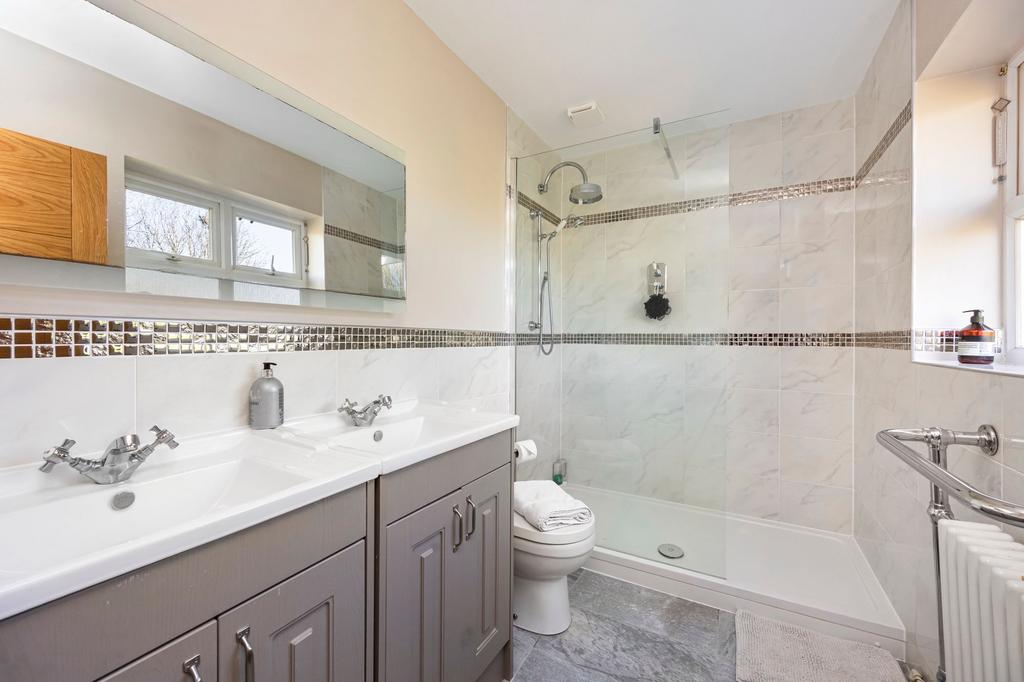 En suite to principle bedroom