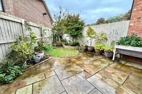 3 bedroom end of terrace house to rent, Birchin Lane, Cheshire CW5