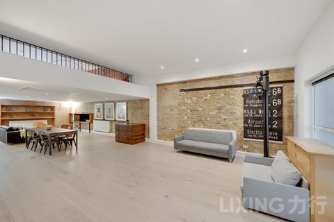 undefined, Gowers Walk, Aldgate East, E1