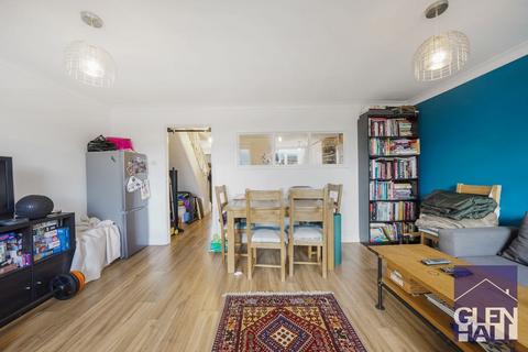 undefined, High Road, London N11