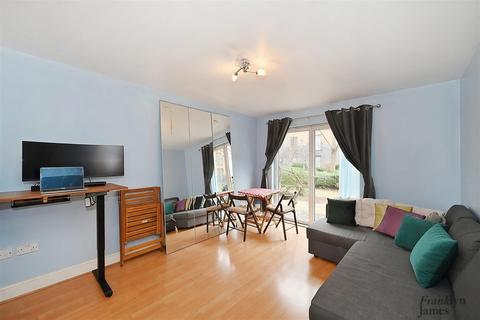 1 bedroom apartment for sale, Padstone House, Capulet Square, London, E3