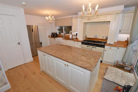 4 bedroom detached house for sale, Pinder Close, Richmond