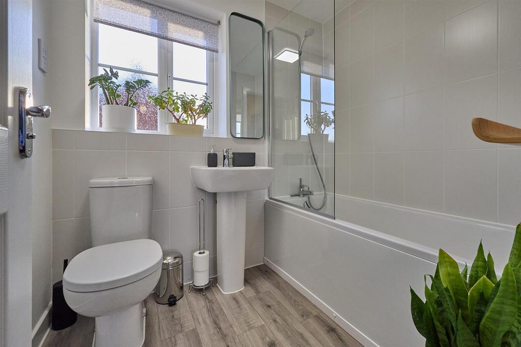 Family Bathroom to front