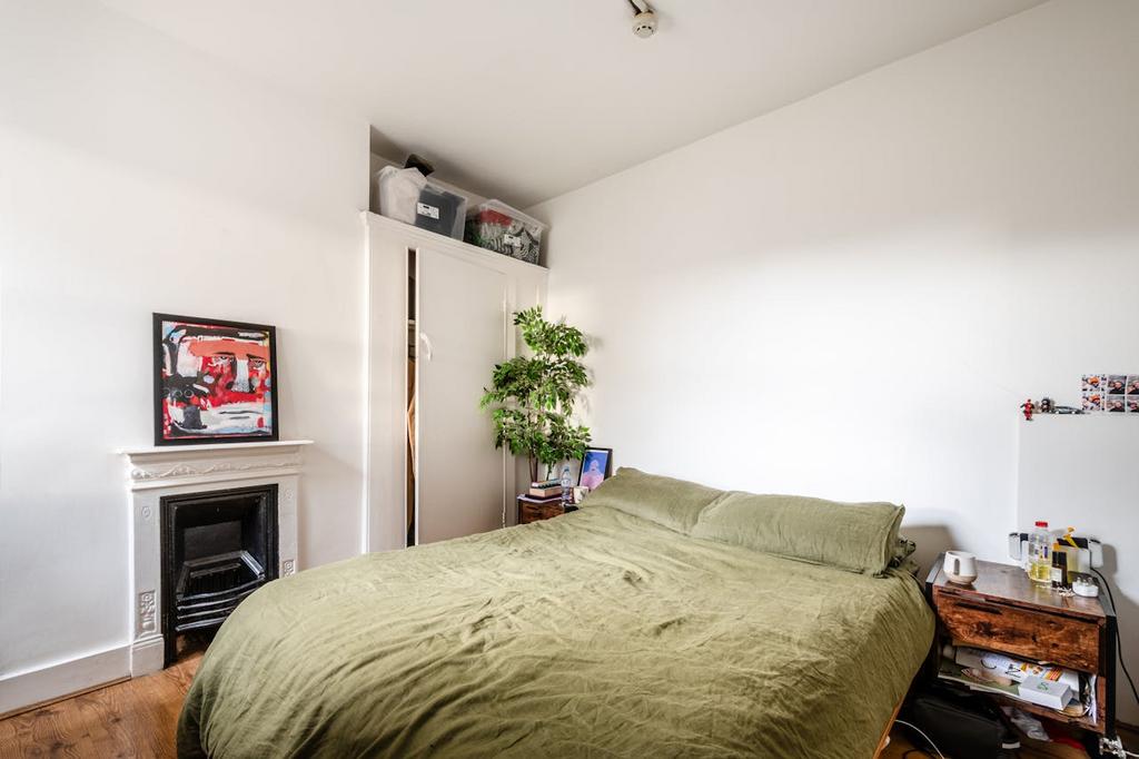 Clissold Cres 56 - 16.jpg