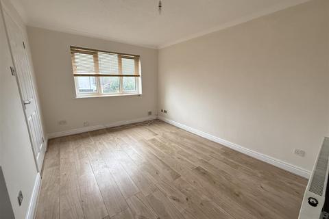 undefined, Meynell Close, Burton-On-Trent DE15