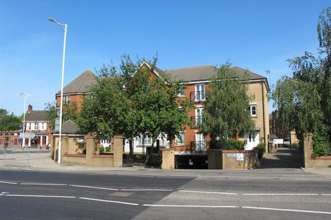 2 bedroom ground floor flat for sale, Oakside Court Barkingside