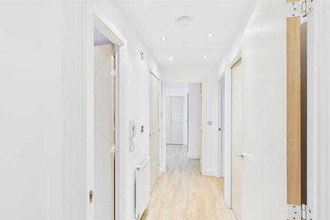2 bedroom ground floor flat for sale, Oakside Court Barkingside