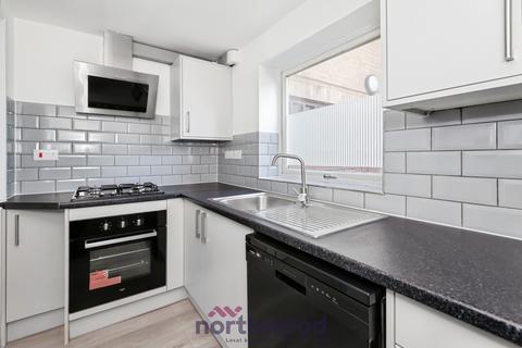 2 bedroom flat to rent, Eden Close, Langley, Slough, SL3