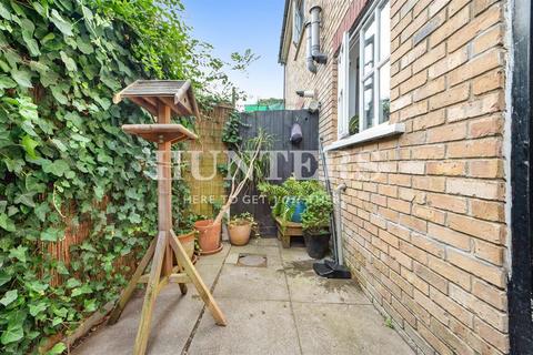 2 bedroom house to rent, Manor Road, London, N16