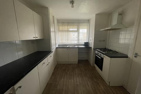 3 bedroom flat to rent, Leadbetter Court, NW10