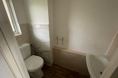 3 bedroom flat to rent, Leadbetter Court, NW10