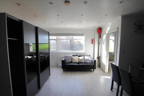 Studio to rent, Bull Lane, Edmonton, London, N18