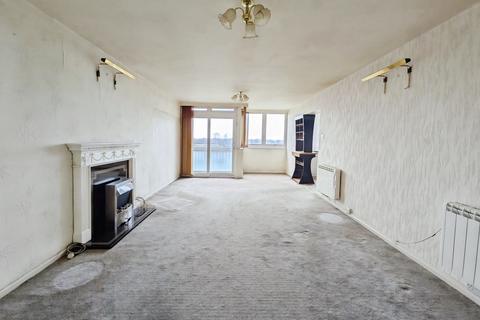 2 bedroom flat for sale, 22 Kenilworth Court, Cheylesmore, Coventry, West Midlands CV3 6HZ