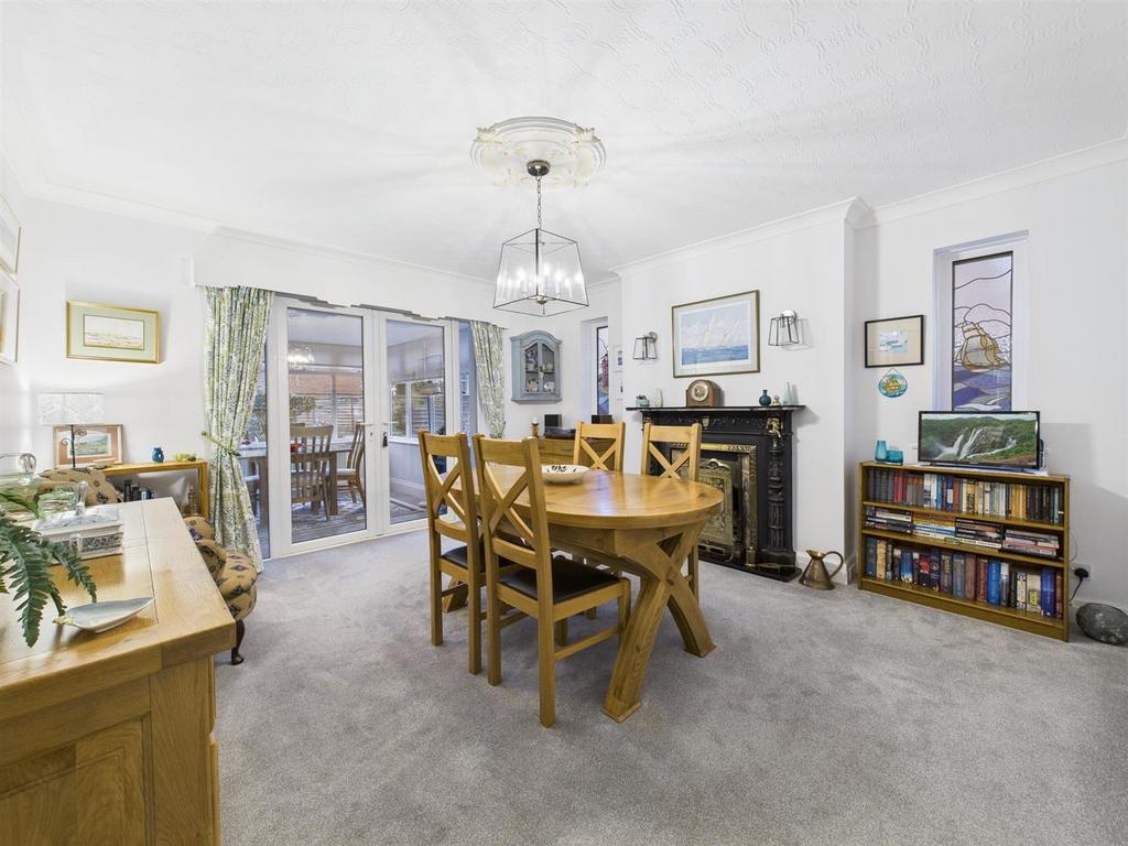 Dining room: