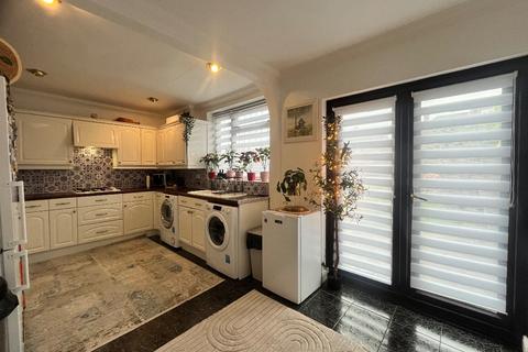 3 bedroom end of terrace house for sale, Gooshays Gardens, Romford