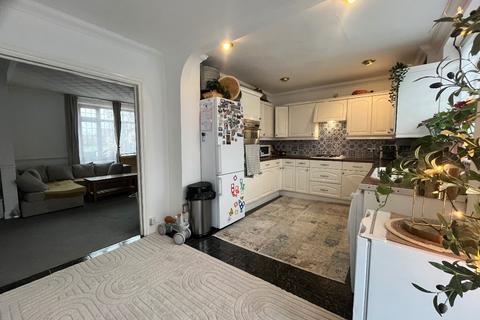 3 bedroom end of terrace house for sale, Gooshays Gardens, Romford