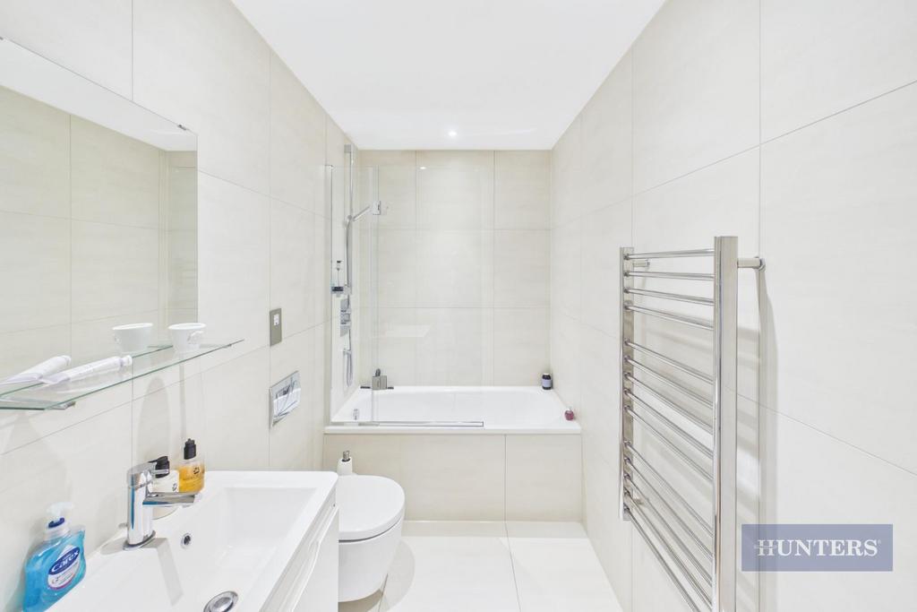 39 main bathroom.jpg