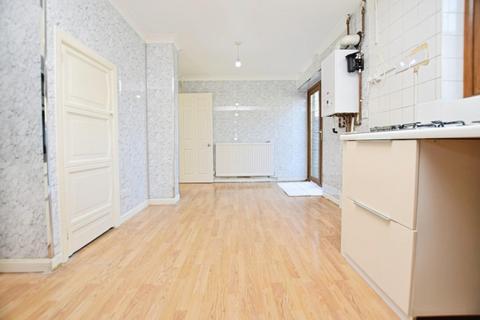 3 bedroom end of terrace house to rent, Thatches Grove, Romford, RM6