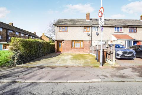 3 bedroom end of terrace house to rent, Thatches Grove, Romford, RM6