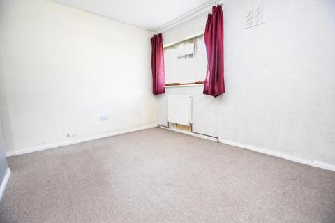3 bedroom end of terrace house to rent, Thatches Grove, Romford, RM6