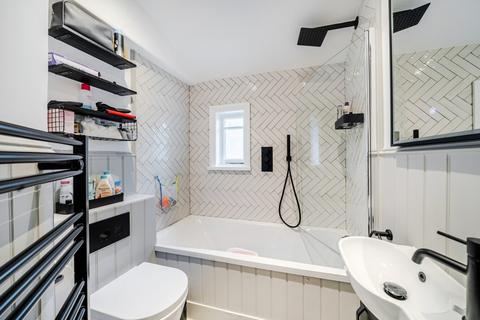 4 bedroom flat for sale, Midmoor Road, Balham, London, SW12