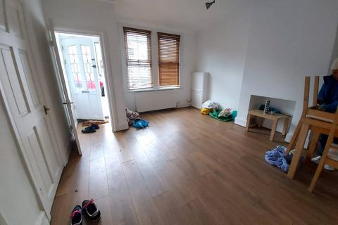 2 bedroom maisonette to rent, Cowley Road, E11