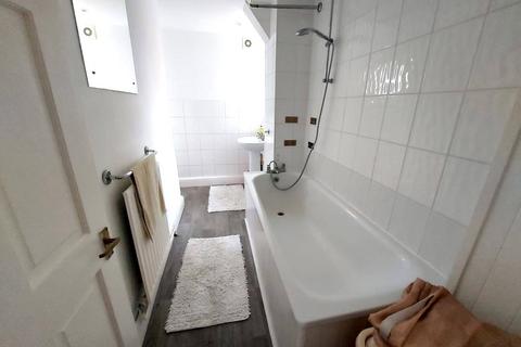 2 bedroom maisonette to rent, Cowley Road, E11