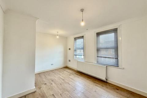 4 bedroom terraced house to rent, Standard Road, Hounslow TW4