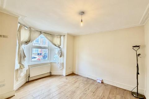 4 bedroom terraced house to rent, Standard Road, Hounslow TW4