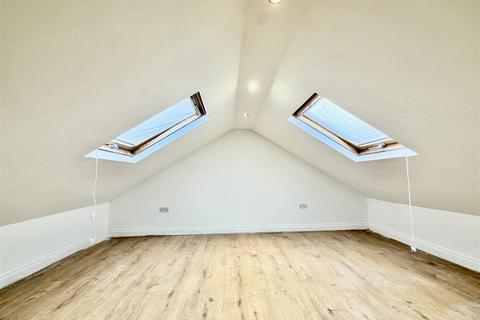 4 bedroom terraced house to rent, Standard Road, Hounslow TW4