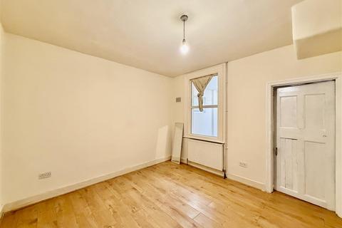 4 bedroom terraced house to rent, Standard Road, Hounslow TW4