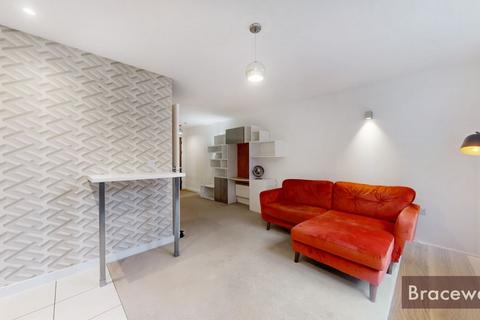Studio to rent, Chadwell Lane, London N8