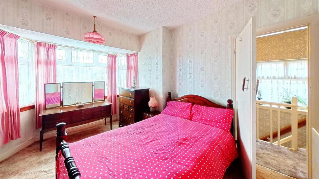 Ec Lx XRTR6gn-Bedroom.jpg