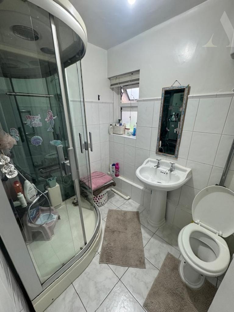 5 Gilpin Close bathroom.jpeg