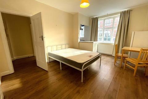Studio to rent, Grove End Road, St John's Wood, NW8