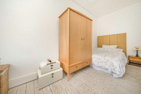 Studio to rent, Charleville Road, London W14