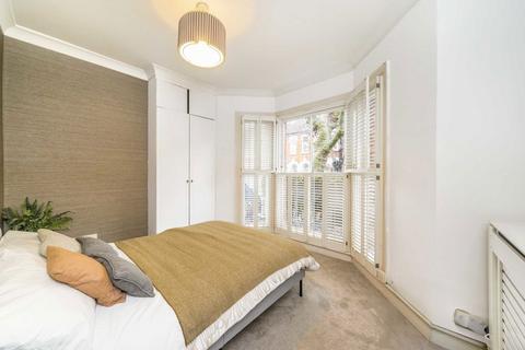 2 bedroom flat for sale, Culmstock Road, London SW11