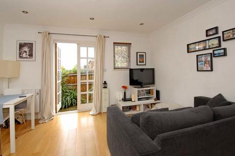 1 bedroom terraced house to rent, St. Peter's Close, London SW17