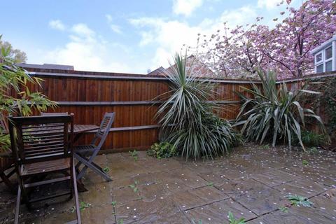 1 bedroom terraced house to rent, St. Peter's Close, London SW17