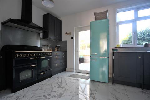 3 bedroom semi-detached house to rent, St. Peters Avenue, Rushden