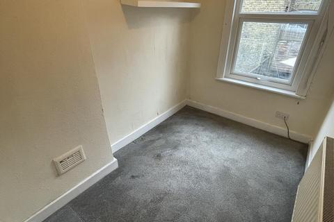 3 bedroom flat to rent, Newport Road, Leyton E10
