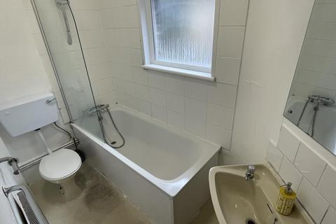 3 bedroom flat to rent, Newport Road, Leyton E10