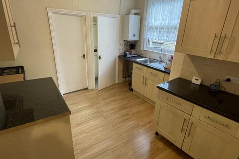 3 bedroom flat to rent, Newport Road, Leyton E10