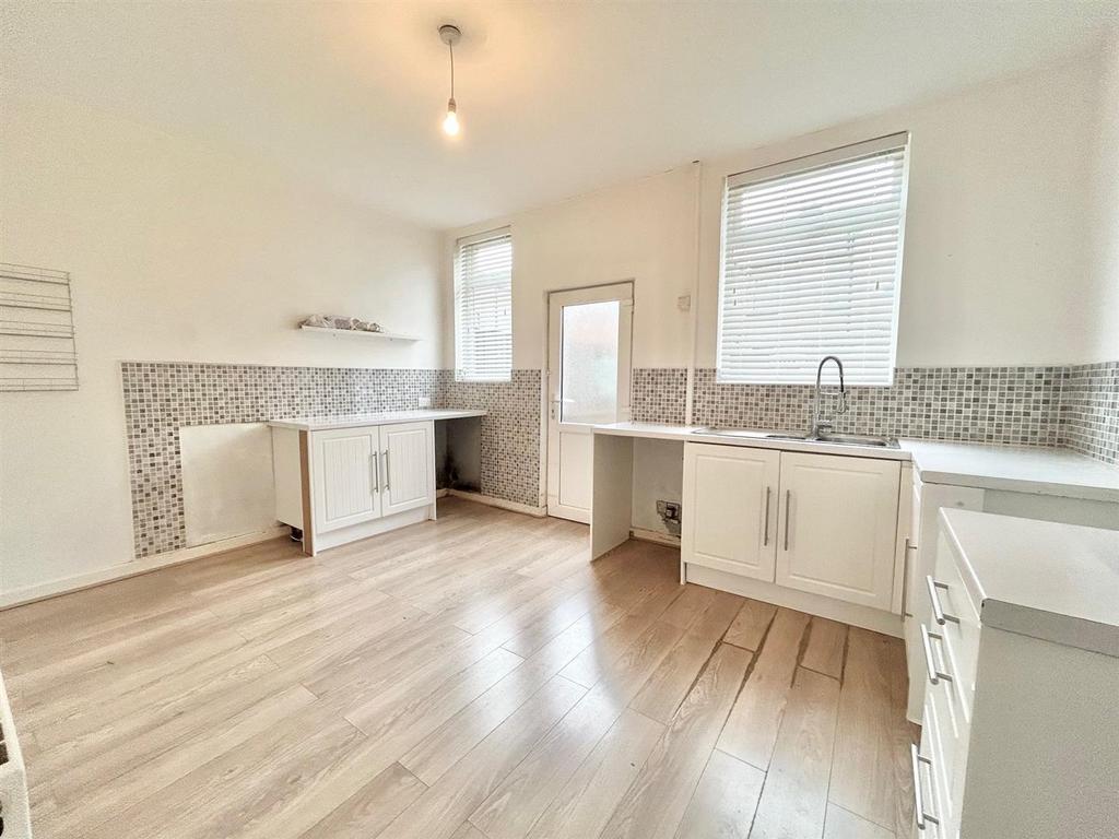 Kitchen 2.jpg