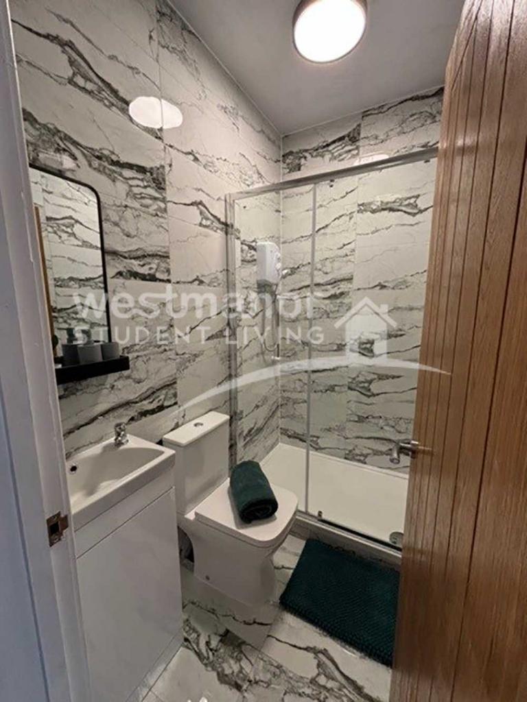 En suite bathroom